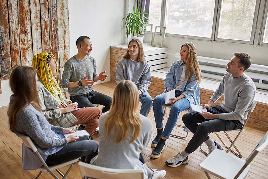 Groupe d'entrepreneurs en train d'échanger sur leurs problématiques